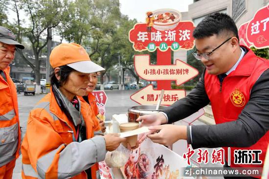 农行工作人员分发腊八粥。&nbsp;农行温州分行&nbsp;供图