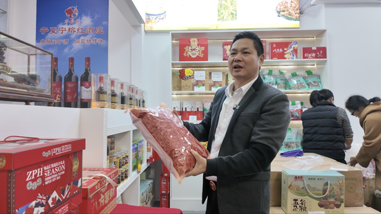 郑炳荣介绍店里的宁夏好物。