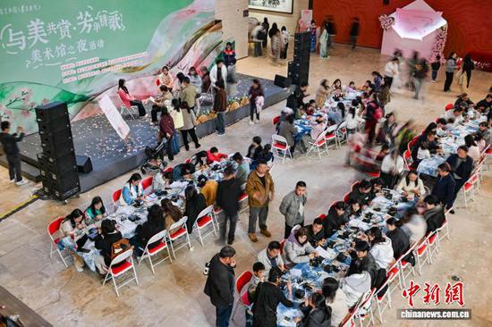 图为美术馆之夜活动吸引民众参与。中新社记者 瞿宏伦 摄 图为美术馆之夜活动吸引民众参与。中新社记者 瞿宏伦 摄
