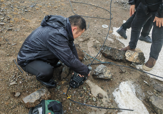 保障人员正在抢修故障点。