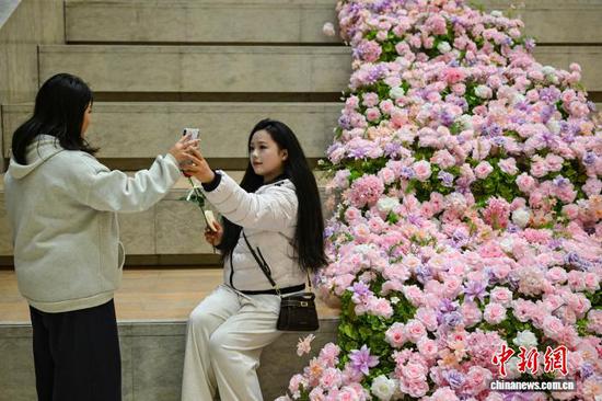 图为参观者在遵义市美术馆设置的“楼梯花景”前拍照。中新社记者 瞿宏伦 摄 图为参观者在遵义市美术馆设置的“楼梯花景”前拍照。中新社记者 瞿宏伦 摄