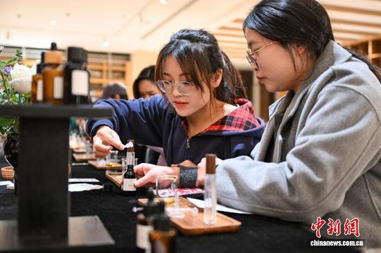 图为参观者在美术馆之夜活动中制作香氛。中新社记者 瞿宏伦 摄 图为参观者在美术馆之夜活动中制作香氛。中新社记者 瞿宏伦 摄