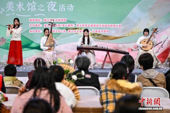 图为美术馆之夜活动上的节目表演。中新社记者 瞿宏伦 摄 图为美术馆之夜活动上的节目表演。中新社记者 瞿宏伦 摄