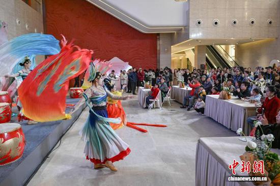 图为美术馆之夜活动上的节目表演吸引民众观看。中新社记者 瞿宏伦 摄 图为美术馆之夜活动上的节目表演吸引民众观看。中新社记者 瞿宏伦 摄