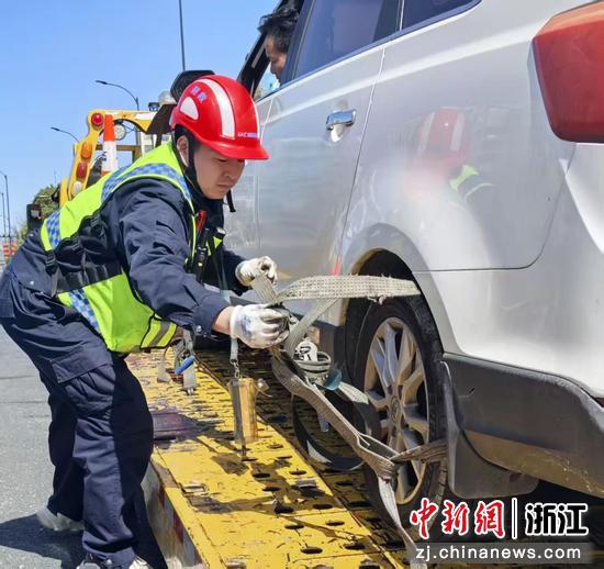 浙江交通集团高速公路嘉兴管理中心施救员开展拖车作业。浙江交通集团&nbsp;供图