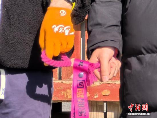 图为“芯心念念”实践队学子与视障跑者通过陪跑绳相连,传递温暖与信任。(天津大学供图) 图为“芯心念念”实践队学子与视障跑者通过陪跑绳相连,传递温暖与信任。(天津大学供图)