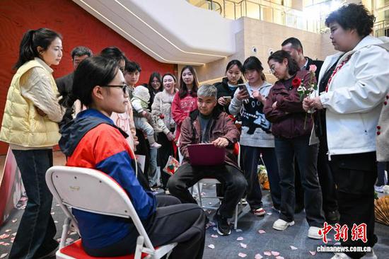 图为美术馆之夜活动现场肖像绘制吸引民众围观。中新社记者 瞿宏伦 摄 图为美术馆之夜活动现场肖像绘制吸引民众围观。中新社记者 瞿宏伦 摄