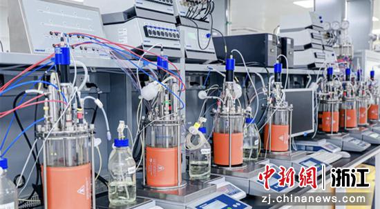 恩和科技内的技术设备。钱塘区委宣传部供图