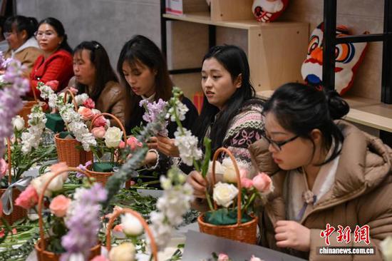 图为民众在美术馆之夜活动中体验插花。中新社记者 瞿宏伦 摄 图为民众在美术馆之夜活动中体验插花。中新社记者 瞿宏伦 摄