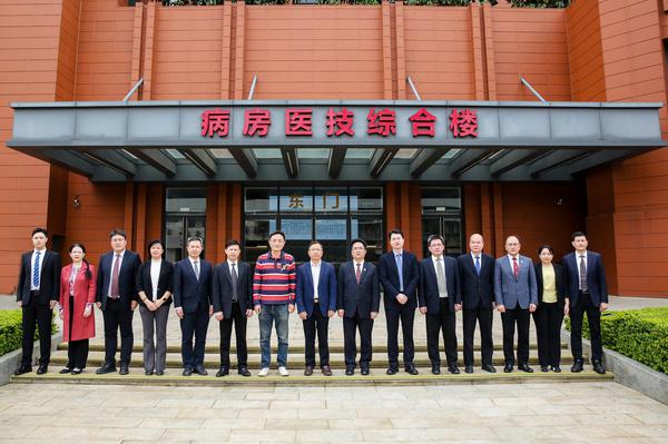 专家领导在病房医技综合楼前合影留念。刘海文 摄 专家领导在病房医技综合楼前合影留念。刘海文 摄