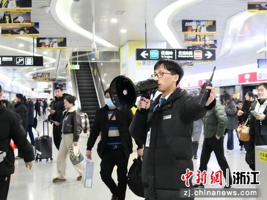 温州S1线工作人员疏导客流。浙江交通集团&nbsp;供图