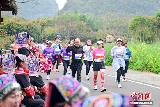 3月15日,参赛选手在贵州兴义参加万峰林马拉松比赛中。(赛事组委会供图) 3月15日,参赛选手在贵州兴义参加万峰林马拉松比赛中。(赛事组委会供图)