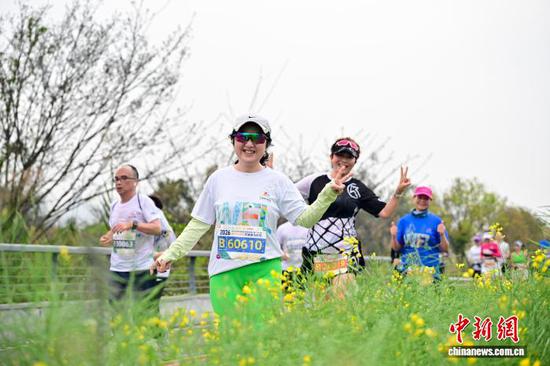 3月15日,参赛选手在贵州兴义参加万峰林马拉松比赛中。(赛事组委会供图) 3月15日,参赛选手在贵州兴义参加万峰林马拉松比赛中。(赛事组委会供图)