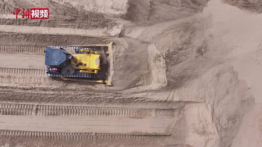 新疆和田沙漠边“铁牛”推沙 植树造林织密织宽“绿围脖”