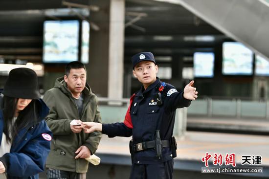 图为北京铁路公安局天津公安处民警翟文韬在站台引导旅客有序上车，维护站台秩序，保障春运旅途安全顺畅（北京铁路公安局天津公安处供图）