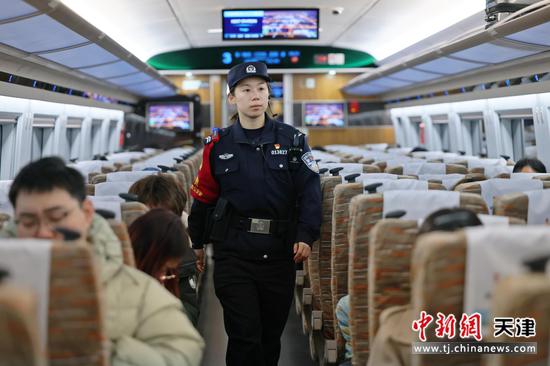 图为北京铁路公安局天津公安处乘警支队实习女民警在列车上守护旅客平安出行。(北京铁路公安局天津公安处供图)