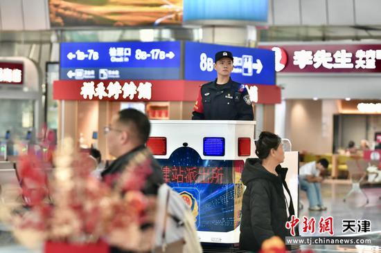 图为北京铁路公安局天津公安处民警翟文韬在天津站候车室瞭望台站岗执勤，紧盯现场动态，实时监控客流秩序，保障旅客出行安全有序（北京铁路公安局天津公安处供图）