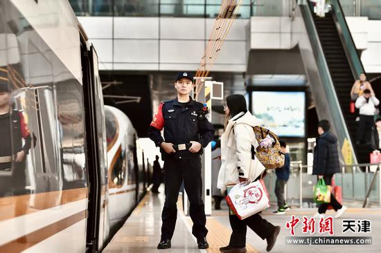 图为北京铁路公安局天津公安处民警翟文韬在站台立岗，随时掌握列车与旅客动态，细致排查安全隐患，为春运出行筑牢安全屏障（北京铁路公安局天津公安处供图）