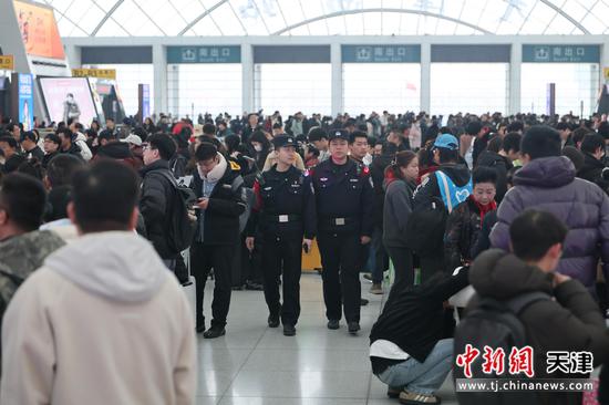 图为天津西站人流如织,天津西站派出所民警在人群中巡逻巡视,维持候车秩序。(北京铁路公安局天津公安处供图)