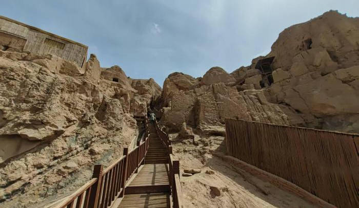 万件文书残片揭秘，新疆吐峪沟石窟藏着怎样的文明交流史？