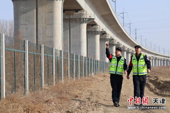 图为北京铁路公安局天津公安处燕郊站派出所民警对管内线路日常巡逻。(北京铁路公安局天津公安处供图)
