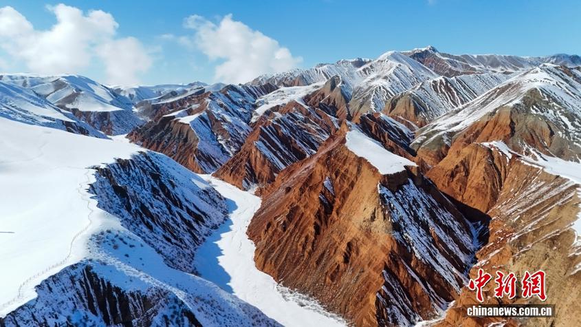 新疆呼图壁：百里丹霞披银装