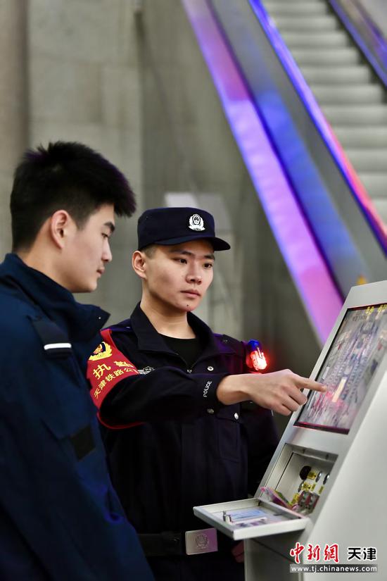 图为北京铁路公安局天津公安处民警翟文韬在进站安检口盯控旅客行李安检，确保进站旅客出行安全（北京铁路公安局天津公安处供图）