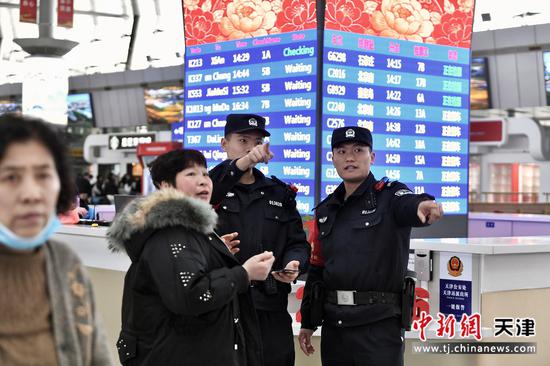 图为北京铁路公安局天津公安处天津站派出所民警热情为旅客提供服务。（北京铁路公安局天津公安处供图）