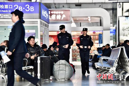 图为北京铁路公安局天津公安处天津站派出所民警在候车大厅巡逻巡视，保护旅客出行安全。（北京铁路公安局天津公安处供图）
