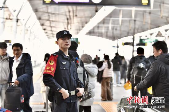 图为北京铁路公安局天津公安处民警翟文韬在站台值守，注视旅客有序进站，保障春运期间站车安全畅行（北京铁路公安局天津公安处供图）