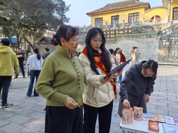 图为工作人员向市民游客开展金融知识宣传。黄楚尹 摄