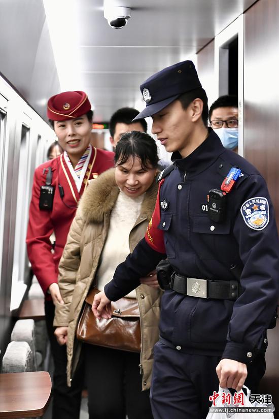 图为车厢过道里，乘警与列车员一同搀扶老年旅客，贴心护送，用行动诠释 “人民公安为人民” 的初心。（北京铁路公安局天津公安处供图）