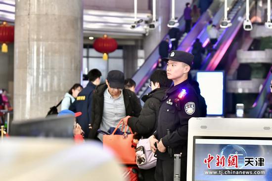 图为北京铁路公安局天津公安处民警翟文韬在天津站南检票口执勤，紧盯客流变化，耐心引导旅客有序进站，用细致值守筑牢春运安全防线（北京铁路公安局天津公安处供图）