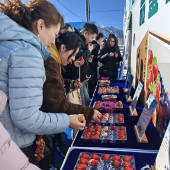 新鲜上市！乌鲁木齐南山“红蓝双莓”火了，顺丰护航直达全国！