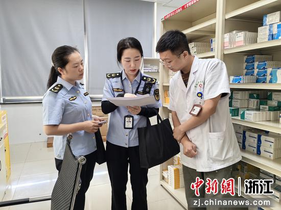 开化县市场监管部门工作人员在检查医疗机构。&nbsp;开化县市场监管局供图