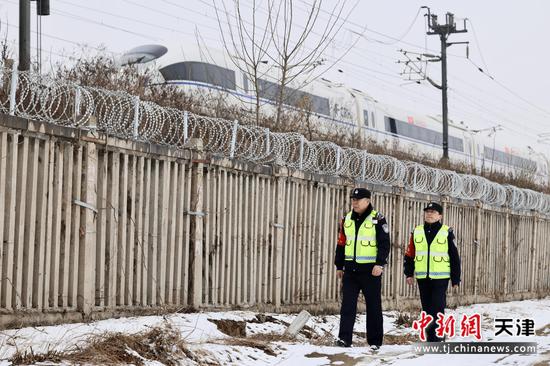 图为北京铁路公安局天津公安处滦河站派出所民警雪中巡线,保障铁路运输安全。(北京铁路公安局天津公安处供图)