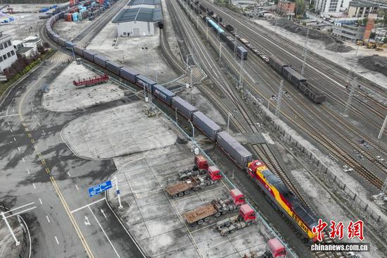 3月18日，一列满载“贵州造”汽车及配套零部件的中欧班列从贵州省贵阳国际陆港都拉营站驶出，标志着贵州省2026年第二趟中欧班列顺利开行。该中欧班列共装载55个集装箱，经阿拉山口口岸出境，预计15天左右抵达白俄罗斯明斯克州，全程运行约11650公里。图为中欧班列发车。（无人机照片）