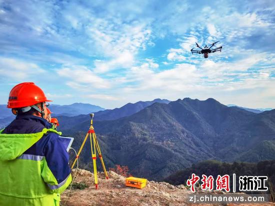 工作人员使用无人机进行勘察作业。&nbsp;数智交院&nbsp;供图