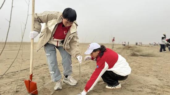 3月16日，“华夏同心・锁边有我”主题植树活动在和田县义务植树点展开。努尔古再丽 摄