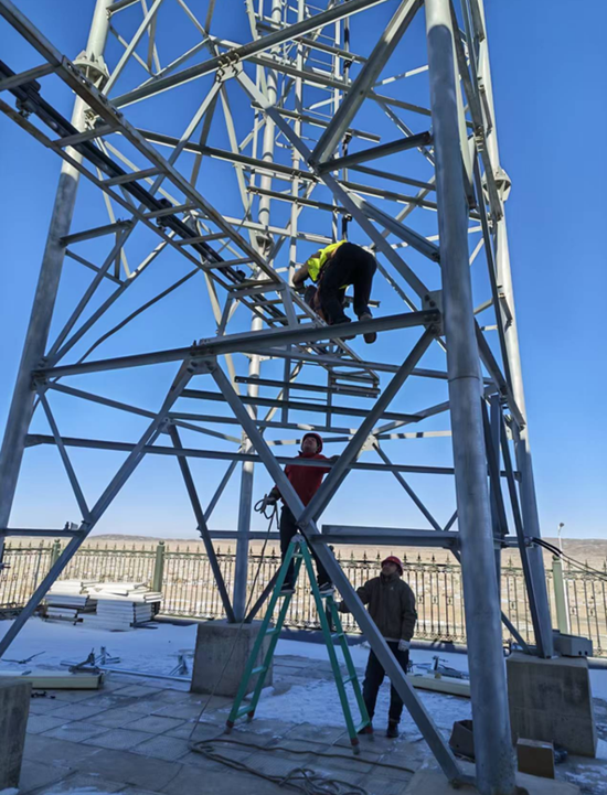 移动工作人员正在搭建网络e