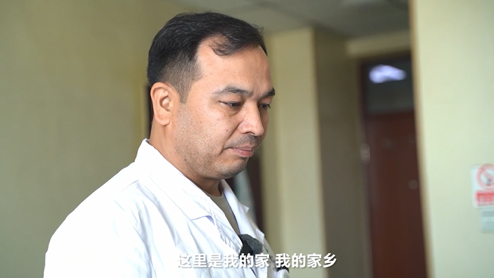 （侨的故事）艾则孜·尼牙孜：一把手术刀 守护天山脚下各族民众健康