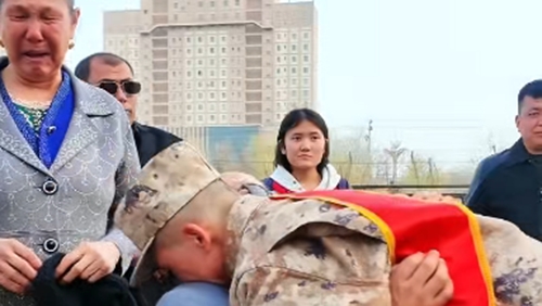 新疆库车：新兵告别亲人场面感人