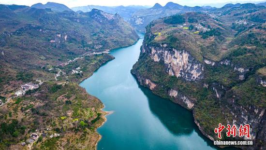 3月18日，乌江上游贵州省黔西市素朴镇境内的马路河峡谷，江水碧绿，两岸青山叠翠，尽显静谧与生机。
