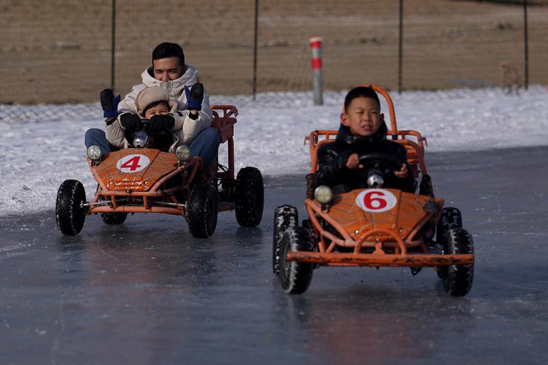 2月19日，金龙湖公园冰雪乐园，市民和游客在雪地摩托、超长冰滑道等20余项全龄段体验项目中感受冰雪运动的乐趣。克拉玛依融媒记者 崔文娟 摄