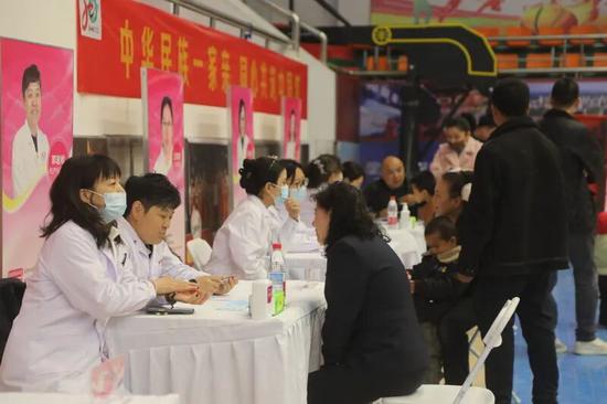 义诊区为居民提供健康咨询。阿的拉 摄