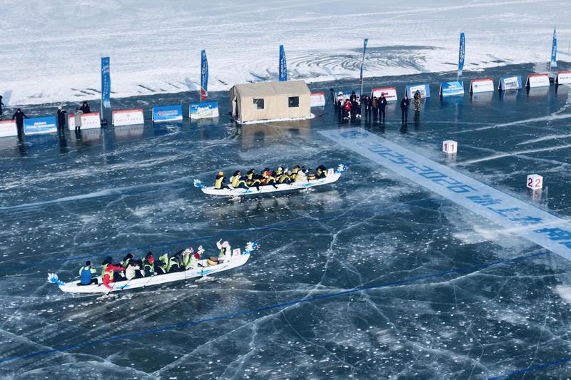 1月24日，金龙湖公园，2025-2026冰上龙舟超级联赛正在进行中。克拉玛依融媒记者　崔文娟　摄