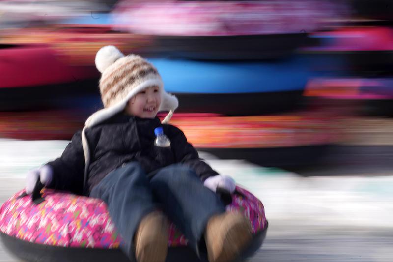 2月19日，金龙湖公园冰雪乐园，市民和游客在雪地摩托、超长冰滑道等20余项全龄段体验项目中感受冰雪运动的乐趣。克拉玛依融媒记者 崔文娟 摄