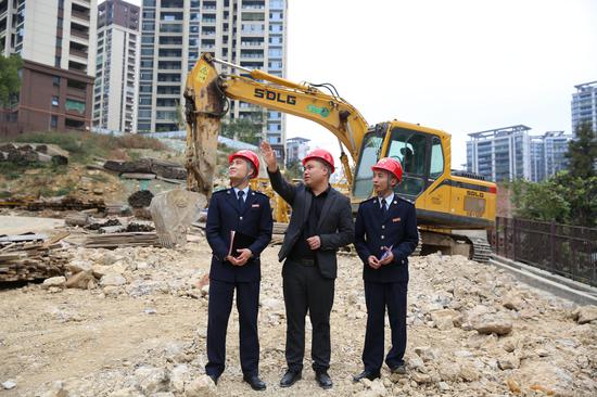 七星关区税务局干部职工深入房开企业了解企业建筑安装情况，并向企业宣传解读相关税收优惠政策。杨志华摄