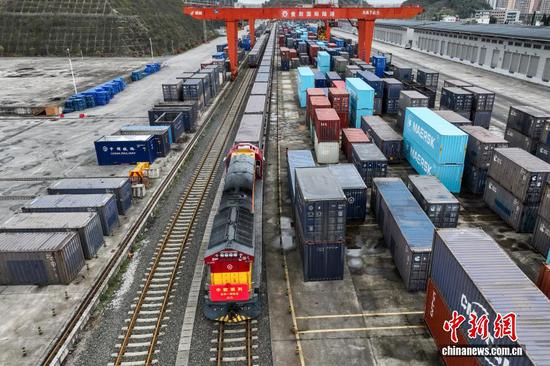 3月18日，一列满载“贵州造”汽车及配套零部件的中欧班列从贵州省贵阳国际陆港都拉营站驶出，标志着贵州省2026年第二趟中欧班列顺利开行。该中欧班列共装载55个集装箱，经阿拉山口口岸出境，预计15天左右抵达白俄罗斯明斯克州，全程运行约11650公里。图为中欧班列发车。（无人机照片）