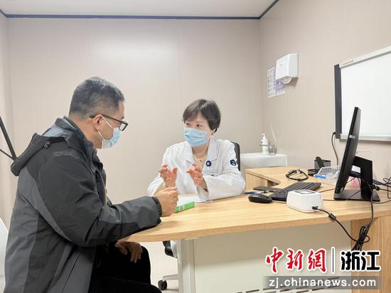 浙江大学医学院附属第二医院心血管内科副主任谢小洁教授在问诊中。受访者供图